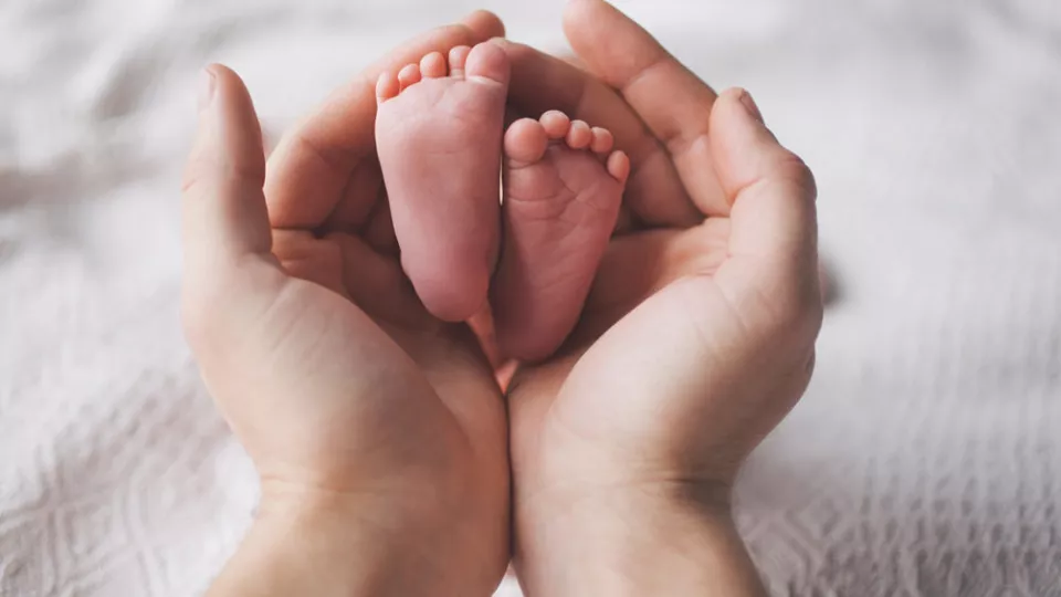Händer håller om babyfötter. Foto: Shutterstock.