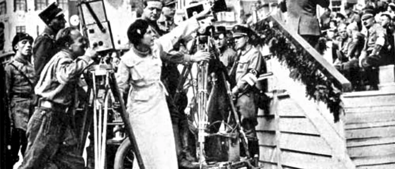 En svartvit bild från 1934 på en inspelningsscen till filmen "Triumph of the Will". Foto från Wikimedia Commons.