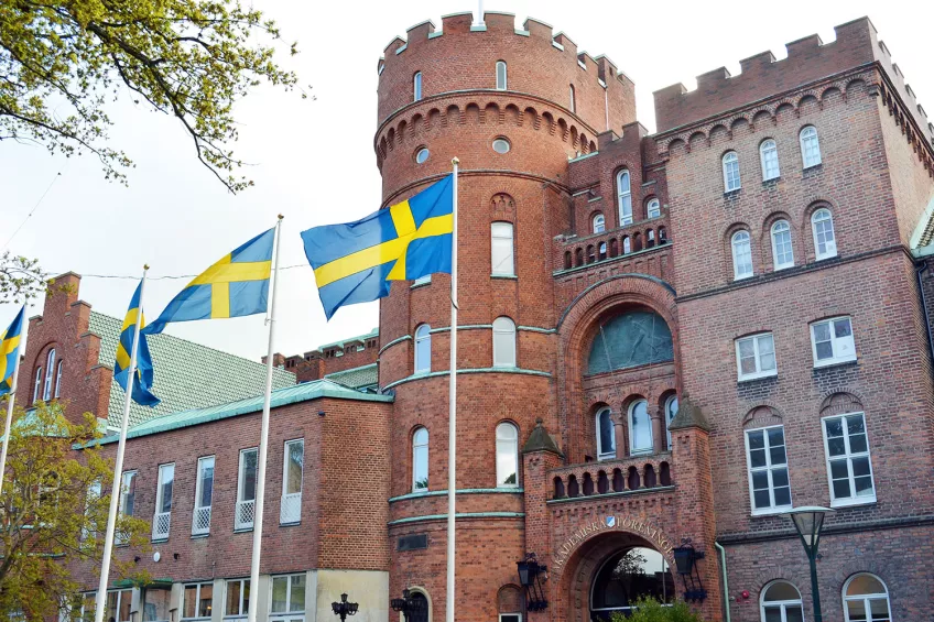 AF Borgen, Akademiska föreningens och studenternas hemvist i Lund. Svenska flaggor utanför. Foto Louise Larsson.